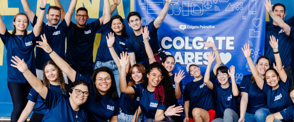 Un grupo de personas sonrientes durante un evento de los «Días Globales de Colgate Cares».